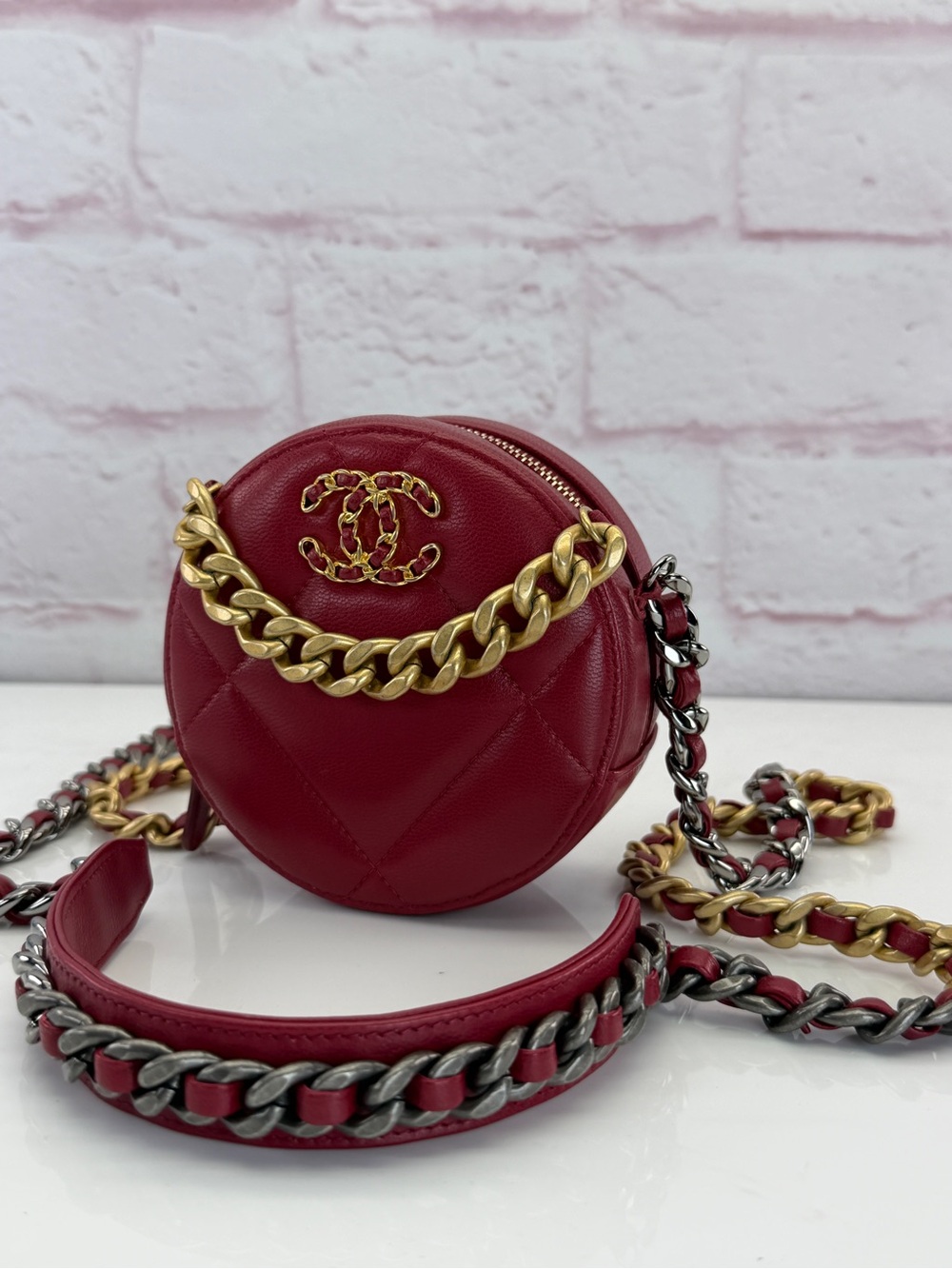 CHANEL 19 Red Quilted Round Mini Crossbody Mixed Metal Chain - Picture 2 of 15